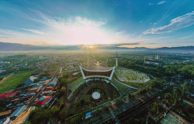 Sabah güneşi Batı Sumatra 'nın büyük camii, Kuzey Padang Bölgesi Chatib Sulaiman' da yer alan Batı Sumatra 'nın en büyük camisidir..