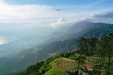 Puncak Lawang, Agam Regency, Batı Sumatra 'daki yamaç paraşütlerinin hava görüntüsü