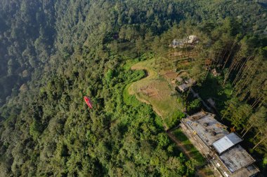 Puncak Lawang, Agam Regency, Batı Sumatra 'daki yamaç paraşütlerinin hava görüntüsü