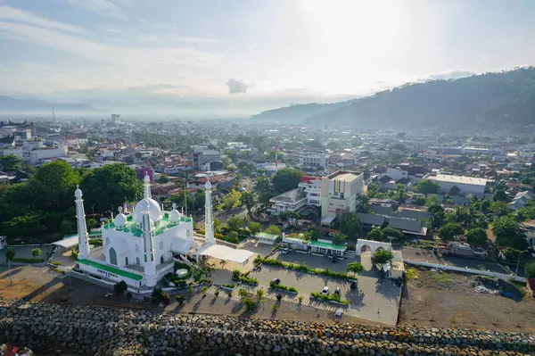 Al-Hakim Camii 'nin sabahki hava görüntüsü Padang City, Batı Sumatra kıyısında..