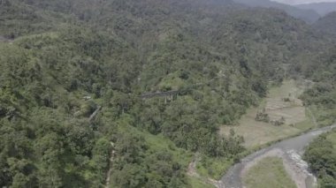 Batu Busuk Hidroelektrik Santrali 'nin hava görüntüsü Padang City' de orman ve nehirlerle çevrili bir köydür.