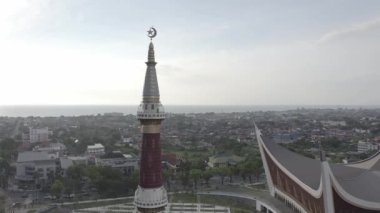 Endonezya 'nın en büyük camilerinden biri olan Büyük Cami' nin hava manzarası Batı Sumatra 'nın Padang şehrinde yer almaktadır.