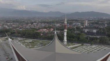 Endonezya 'nın en büyük camilerinden biri olan Büyük Cami' nin hava manzarası Batı Sumatra 'nın Padang şehrinde yer almaktadır.