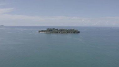 Pisang Gadang Adası, Sumatra adasının batı tarafında yer alan bir adadır. d-log ham stok videosu