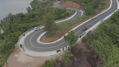 Puncak Mandeh, Güney Sahil Regency, Batı Sumatra 'da güzel virajlı yolların hava görüntüsünü oluşturun. d-log ham stok videosu