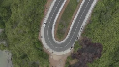 Puncak Mandeh, Güney Sahil Regency, Batı Sumatra 'da güzel virajlı yolların hava görüntüsünü oluşturun. d-log ham stok videosu