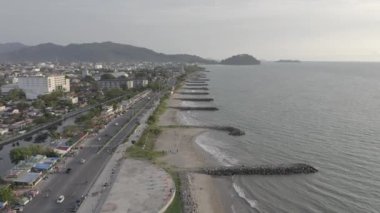 Batı Sumatra 'nın taplau kıyısı yakınlarındaki Padang şehrinin hava manzarasını oluşturun. d-log ham stok videosu