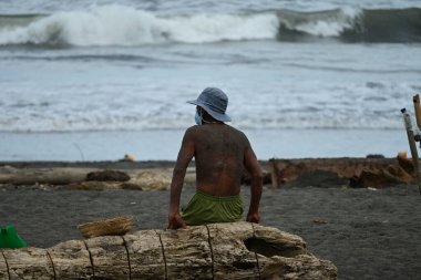 Biaung Bali sahilinde yaşlı bir adam