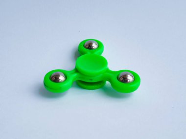 Fidget döner yeşili beyaz arkaplan ile izole