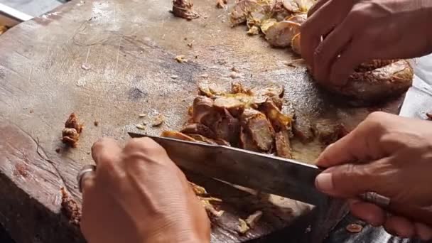 Krojenie Kiełbasy Wieprzowej Nożem — Wideo stockowe