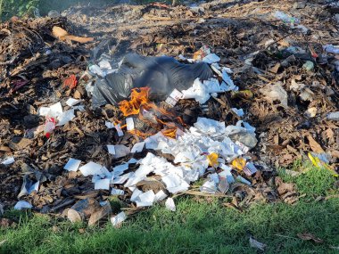 Bali - 22 Nisan 2023: Yanan plastik, kağıt ve diğer atıklar sağlık için zararlıdır