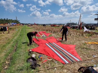 Bali - 21 Mayıs 2023: Bali geleneksel uçurtma festivali ve yarışmaları