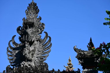 Garuda heykeli, tapınağa oyulmuş Bali taş heykelleri.