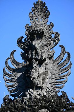 Garuda heykeli, tapınağa oyulmuş Bali taş heykelleri.