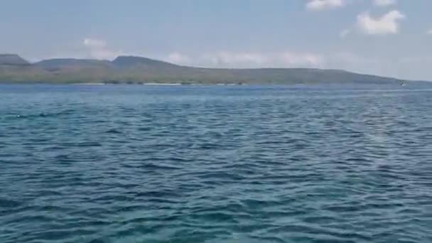 海上を渡る小さな船から見た明倫館島の眺め — ストック動画
