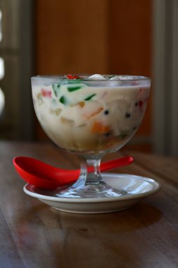 Es Campur, Sop buah, meyve çorbası, karışık meyve, süt ve tatlı şuruptan yapılmış buzlu tatlı içeceği.