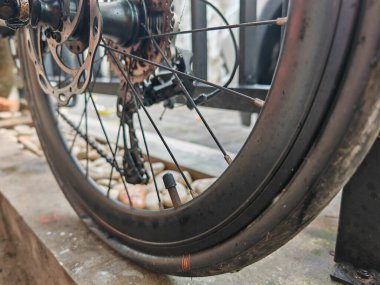 siyah bisiklet lastiği havasız ya da havasız