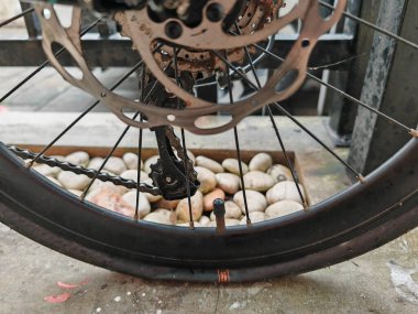 siyah bisiklet lastiği havasız ya da havasız