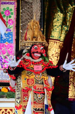 Balili çocukların maske dansı gösterisi