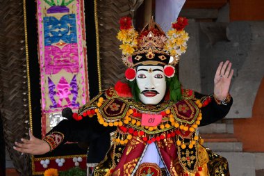 Balili çocukların maske dansı gösterisi