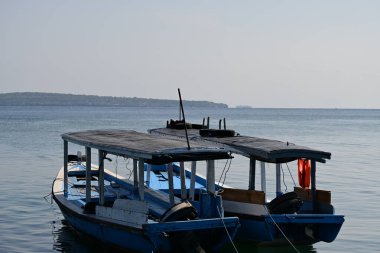 Menjangan Adası 'na Bali geçidi için ahşap iskele limanı.
