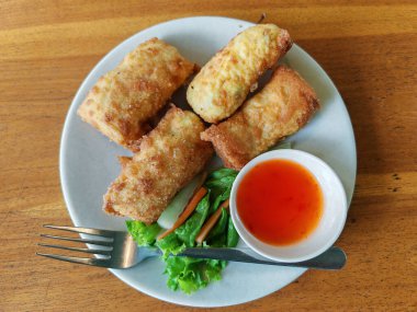 Lumpia veya Lumpia geleneksel bahar ruloları karıştırılmış bambu filizleri (rebug), sebze ve et içerir