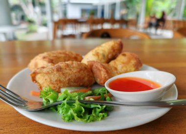 Lumpia veya Lumpia geleneksel bahar ruloları karıştırılmış bambu filizleri (rebug), sebze ve et içerir