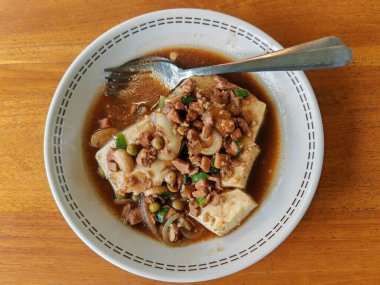 Tofu ve kızarmış tavuktan yemek, Mapo Tofu.