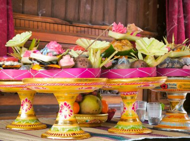 Canang Gebogan, meyve ve çiçek yapraklarından oluşan Balili bir adak.