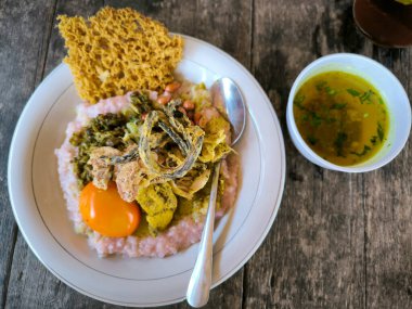 Yumurtalı kahverengi pirinç lapası ve diğer mezeler.