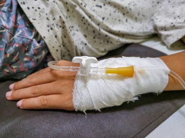 Çocuk eline serum veriliyor. Hastanedeki hastaya enjekte ediliyor.