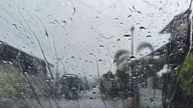 Arabanın camlarında yağmur damlaları olan güzel desen