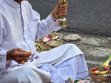 Mangku rahipleri dua eder ve geleneksel Bali ayinlerini yaparlar.