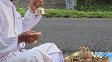 Mangku rahipleri dua eder ve geleneksel Bali ayinlerini yaparlar.