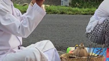 Mangku rahipleri dua eder ve geleneksel Bali ayinlerini yaparlar.