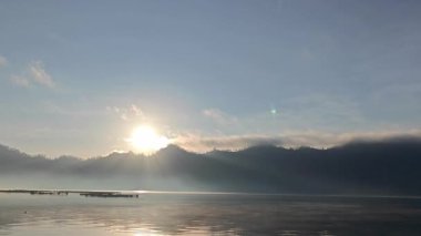 Dağ manzarası, Batur Bali gölü yaz sabahı, doğanın güzelliği kavramı. Sabah vakti arka planda göl ve dağ