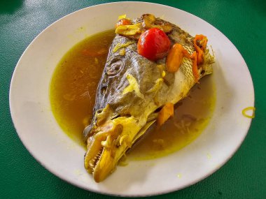 Lezzetli Baharatlı ve Ekşi Balık Kafalı Çorba