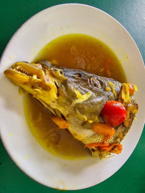 Lezzetli Baharatlı ve Ekşi Balık Kafalı Çorba