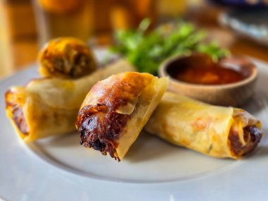 Kızarmış börek ve sos.