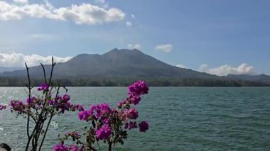 Dağların kenarındaki göl manzarası, Batur Bali Gölü