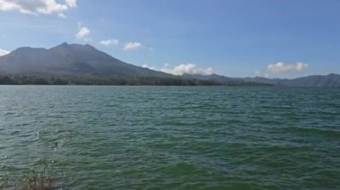 Dağların kenarındaki göl manzarası, Batur Bali Gölü