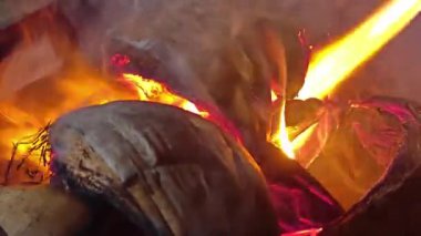 Hindistan cevizi kabukları yakmak ya da ızgara için közler yapmak.