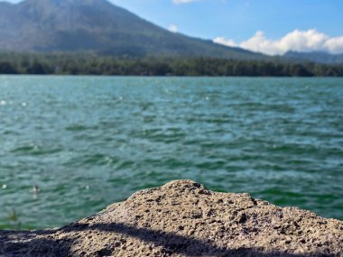 Dağ ve göl manzaralı boş taş, bulanık arkaplan, ürün görüntüsü
