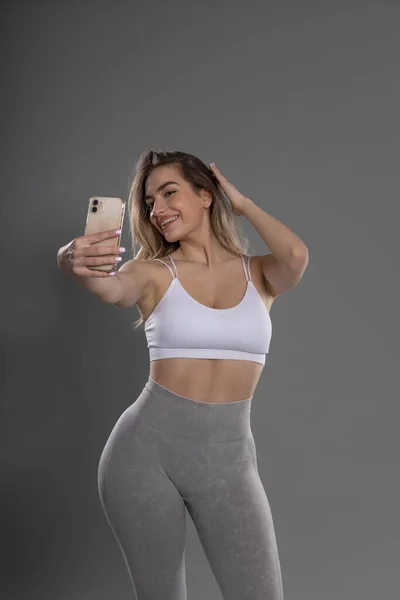 Jovem Atraente Fitness Menina Posando Tomando Selfie Estúdio Com Fundo — Fotografia de Stock