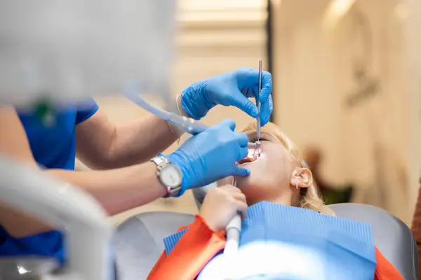 Profesyonel bir diş hekimi, iyi donanımlı modern diş sağlığı kliniğinde uzmanlaşmış araç ve gereçlerden yararlanarak çocuğa yüksek kaliteli diş bakımı sağlar..