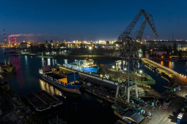 Gdansk, Polonya. Geceleri bir tersanenin havadan görünüşü