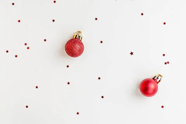 İki Noel balosu ve rastgele dağılmış yıldızlar.