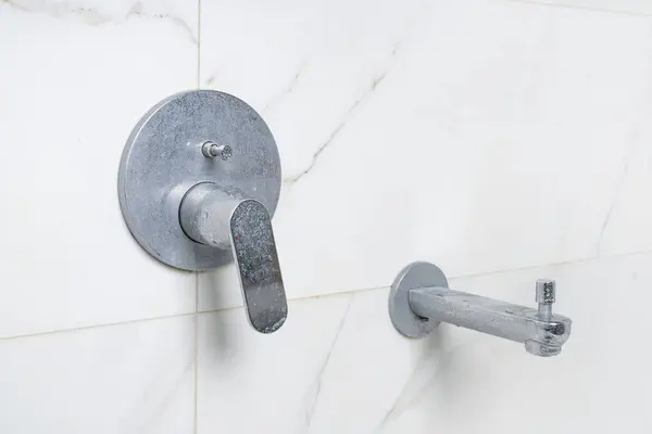 Kirli duş musluğu, kireç pullu gizli musluk