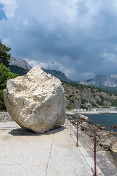 Kırım 'daki Mellas Parkı' nın setinde büyük bir taş.