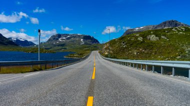 Norveç 'te güneşli bir günde sonsuz yol